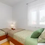 By The Sea - Krk - 5295 Apartamento Njivice